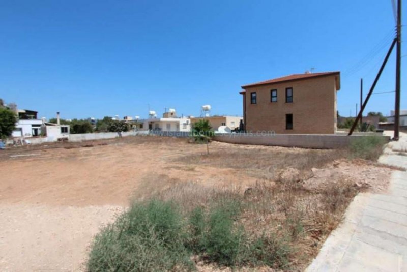 Deryneia 742m2 plot of residential land with permission in place for a 4 bedroom detached villa - LDER132.Situated in a quiet area of