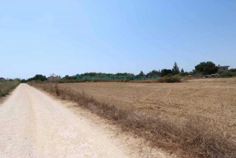 Deryneia LDER157 - 9365m2 plot of agricultural land in Ayios Nicolaos.Located close to the Famagusta border this plot has an existing