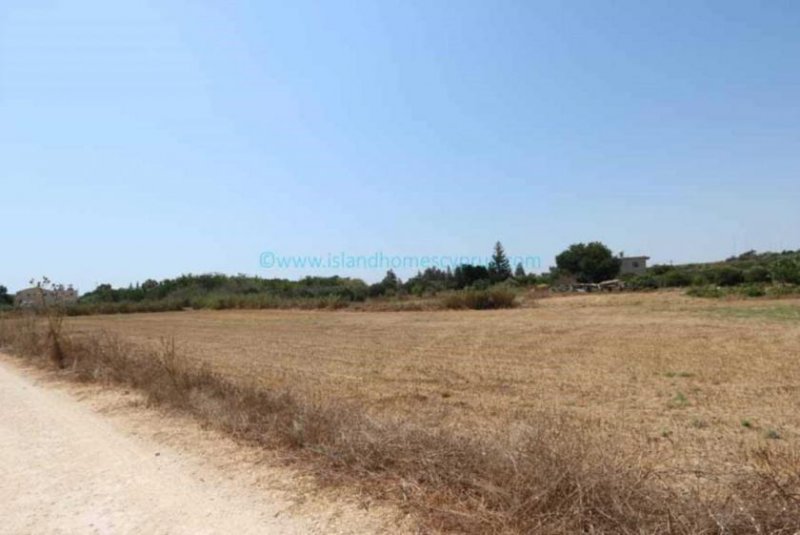 Deryneia LDER157 - 9365m2 plot of agricultural land in Ayios Nicolaos.Located close to the Famagusta border this plot has an existing