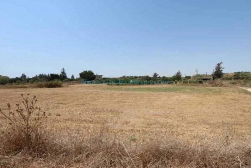 Deryneia LDER157 - 9365m2 plot of agricultural land in Ayios Nicolaos.Located close to the Famagusta border this plot has an existing