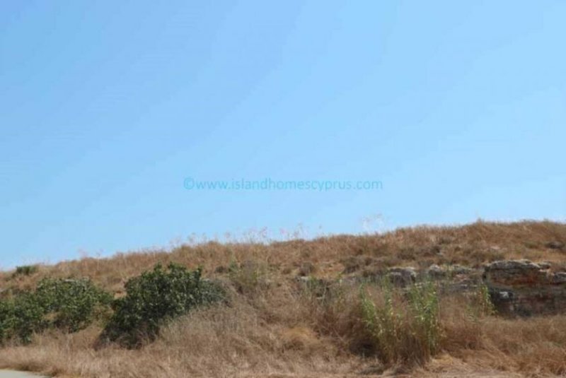 Deryneia LDER158 - 6021m2 plot of agricultural land in Ayios Nicolaos.Located close to the Famagusta border this plot has an existing