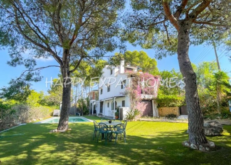 El Vendrell Wunderschöne Residenz mit 5 Schlafzimmern und 3 Bädern mit Küche und einem zweistöckigen Wohnzimmer auf einem geräumigen