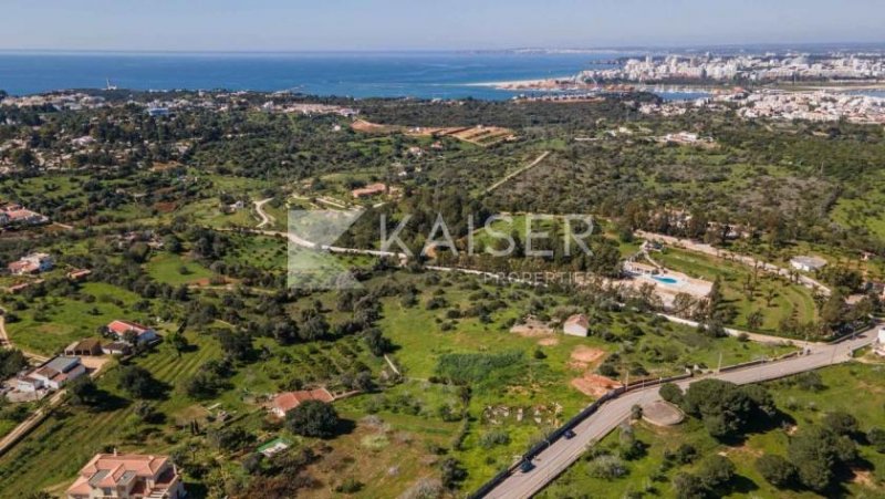 Ferragudo 
Dieses fabelhafte Grundstück mit 4.690 m² befindet sich in der Nähe der Gemeinde Ferragudo, nicht weit von mehreren wie