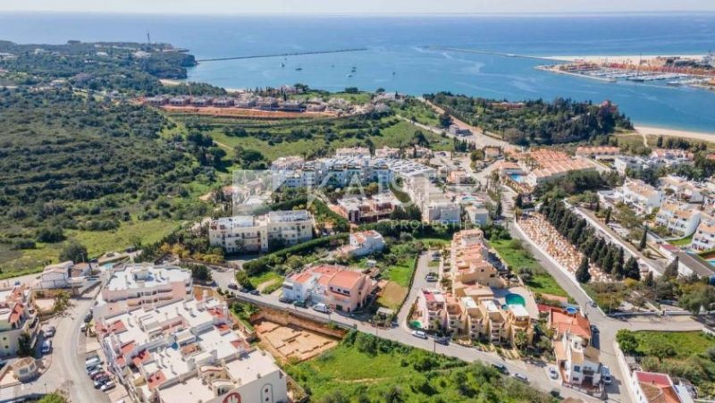 Ferragudo 
Dieses fabelhafte Grundstück mit 720 m² befindet sich in der wunderschönen Gemeinde Ferragudo, ganz in der Nähe mehrerer