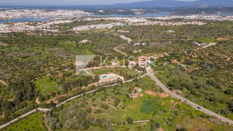 Ferragudo 
Dieses fabelhafte Grundstück mit 4.690 m² befindet sich in der Nähe der Gemeinde Ferragudo, nicht weit von mehreren wie