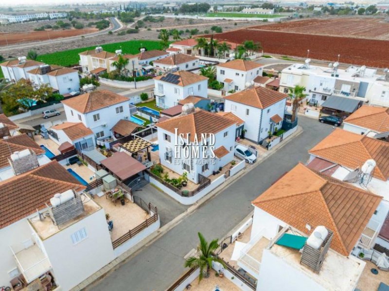 Frenaros Beautifully presented, 4 bedroom, 2 bathroom link detached villa with swimming pool on corner plot in popular complex in - Haus