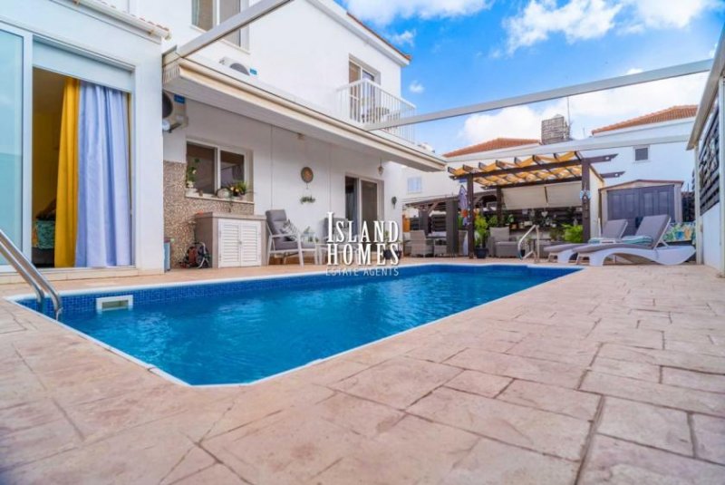 Frenaros Beautifully presented, 4 bedroom, 2 bathroom link detached villa with swimming pool on corner plot in popular complex in - Haus