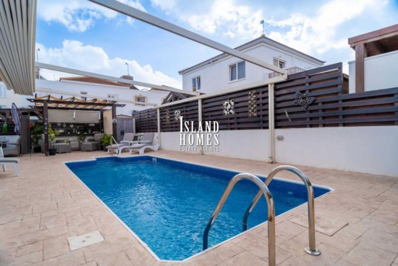 Frenaros Beautifully presented, 4 bedroom, 2 bathroom link detached villa with swimming pool on corner plot in popular complex in - Haus