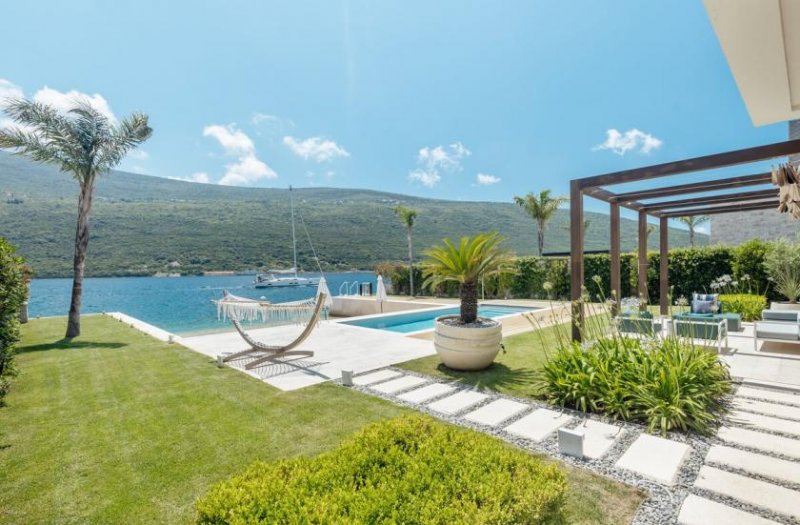 Herceg Novi Residential area: 571 m² (396 m² + 175 m² terraces)

Bedrooms: 3

Bathrooms: 3 + 1

Parking spaces: 3

Staff studios: beach