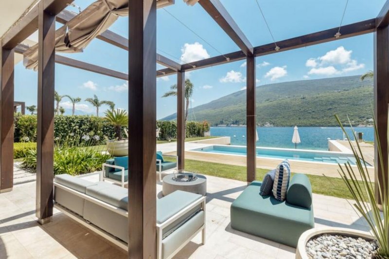 Herceg Novi Residential area: 571 m² (396 m² + 175 m² terraces)

Bedrooms: 3

Bathrooms: 3 + 1

Parking spaces: 3

Staff studios: beach