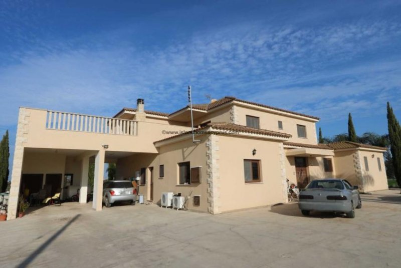 Liopetri Large 5 bedroom, 3 bathroom family home on huge plot with Title Deed for the land and Private Pool in Liopetri - LIO133.Built in