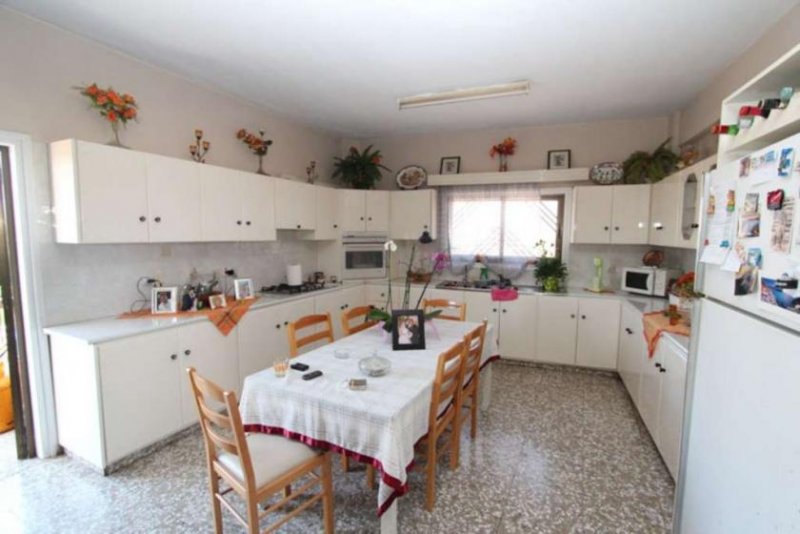 Liopetri Liopetri 3 bedroom, 2 bathroom Apartment for sale, close to VILLAGE CENTRE with TITLE DEEDS! - LIO113.With a very spacious, well