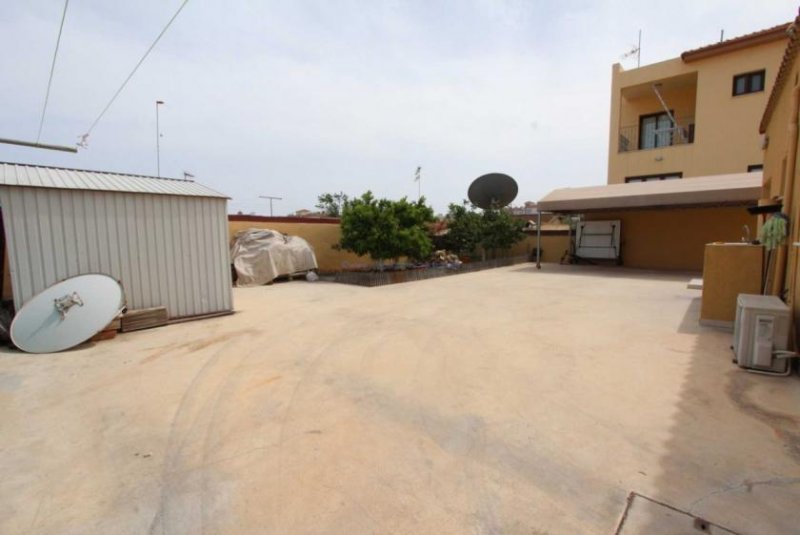 Paralimni 2 bedroom, 1 bathroom traditional style bungalow with TITLE DEEDS on large plot in Paralimni - PAR140.Located in a quiet, area