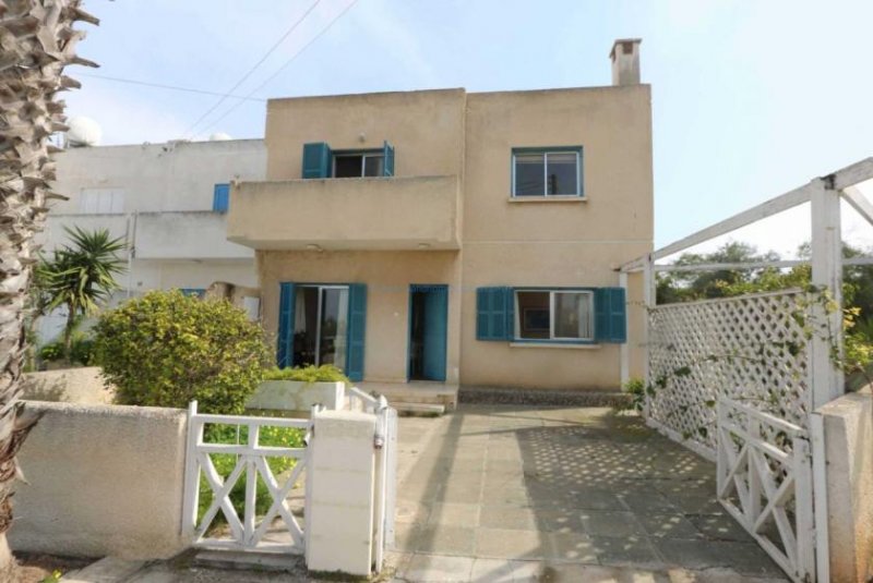 Paralimni 4 bedroom, 1 bathroom, 1WC semi detached villa with Title Deeds in Paralimni. PAR165This established property occupies a corner