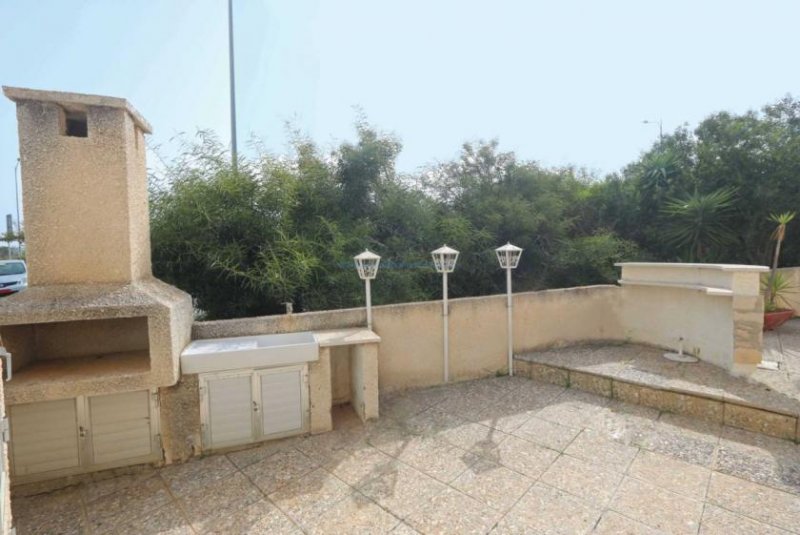 Paralimni 4 bedroom, 1 bathroom, 1WC semi detached villa with Title Deeds in Paralimni. PAR165This established property occupies a corner