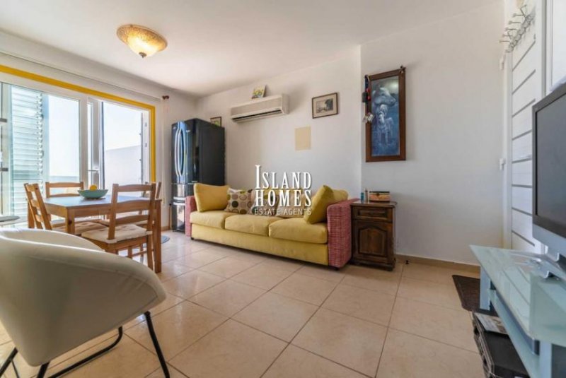 Paralimni Beautiful 2 bedroom penthouse apartment with TITLE DEEDS ready to transfer, 60m2 veranda and views of the sea and hills - on a p