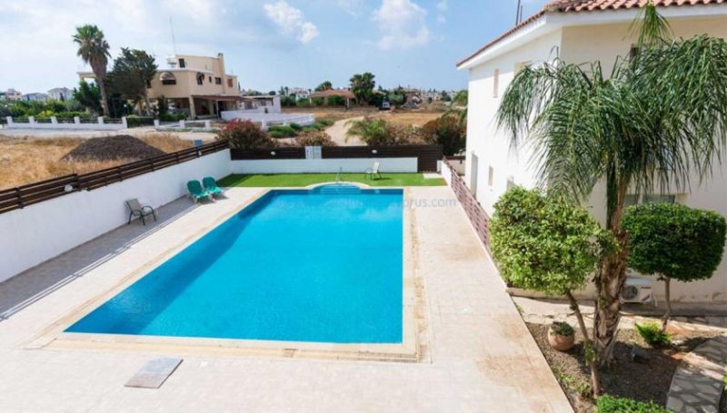 Paralimni Large 2 bedroom, 1 bathroom apartment with superb communal swimming pool in quiet location of Paralimni - LCP104Located on the