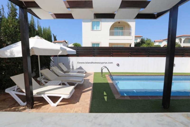 Pernera Beautiful 3 bedroom, 2 bathroom detached villa with Title Deeds and swimming pool in Pernera - KAT108.Set on a gated complex, fr