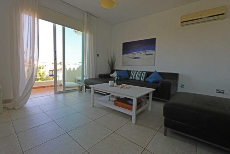 Pernera Bright, modern 2 bedroom apartment in fantastic Pernera location - ORE128.Located on a popular complex complete with communal