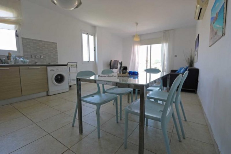 Pernera Bright, modern 2 bedroom apartment in fantastic Pernera location - ORE128.Located on a popular complex complete with communal