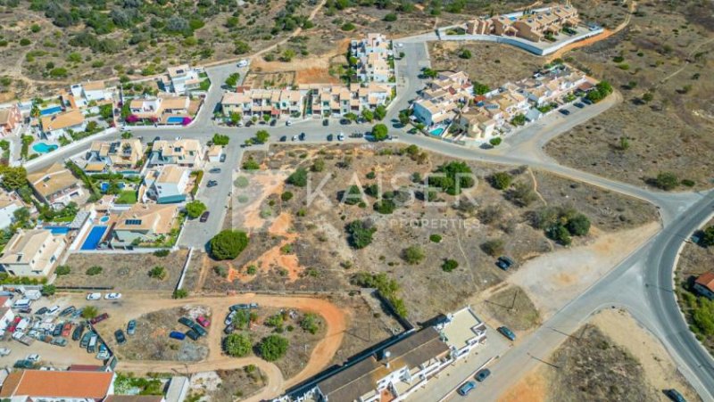 Pêra Dieses Grundstück, das den Bau einer zweistöckigen Villa inmitten der Stadtentwicklung ermöglicht, liegt sehr zentral, nicht