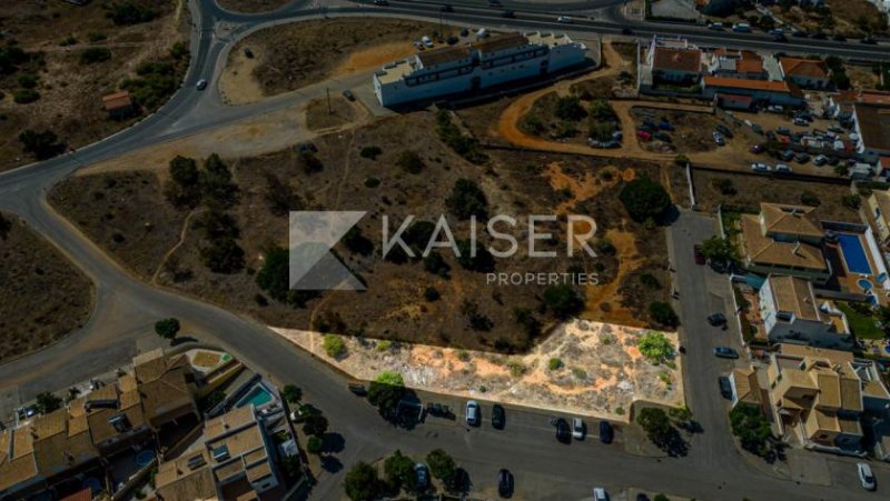 Pêra Dieses Grundstück, das den Bau einer zweistöckigen Villa inmitten der Stadtentwicklung ermöglicht, liegt sehr zentral, nicht