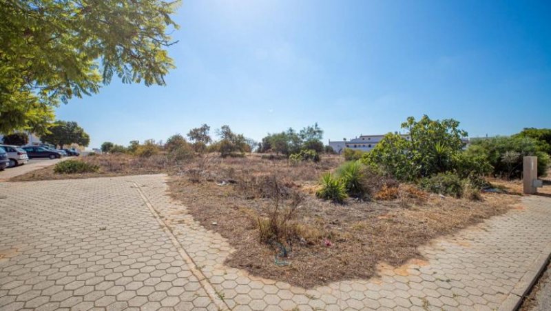 Pêra Dieses Grundstück, das den Bau einer zweistöckigen Villa inmitten der Stadtentwicklung ermöglicht, liegt sehr zentral, nicht