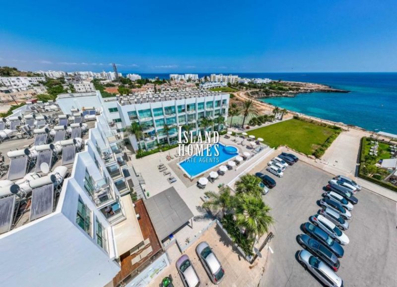 Protaras 1 bedroom, first floor apartment on a complex with a fantastic SEAFRONT LOCATION, 2 communal pools, gym, tennis court in - Haus