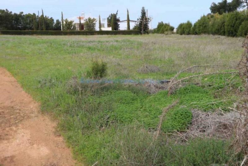 Protaras 4763m2 plot of land in Elevated Protaras location - LPRO136Set in the hills overlooking the popular resort of Protaras this plot