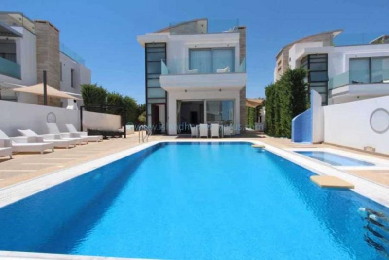 Protaras Stunning 6 bedroom, 5 bathroom villa with private overflow swimming pool and panoramic sea views from the roof terrace in - Haus