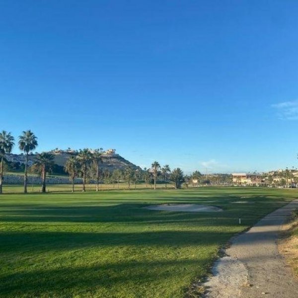 Rojales SCHÖNE VILLA MIT BLICK AUF DEN GOLFPLATZ "LA MARQUESA"!. . Diese schöne Villa, 50 Meter vom Golfplatz La Marquesa