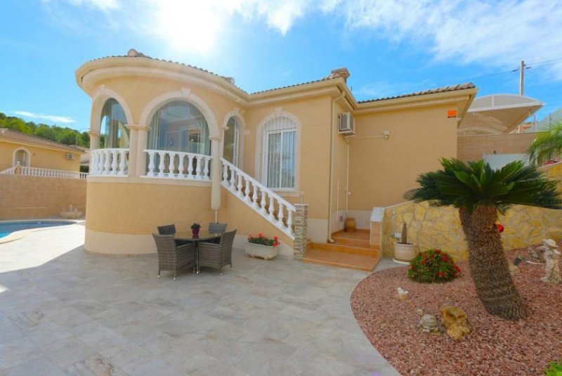 San Miguel de Salinas Villa mit pool. Entkomme dem täglichen Trubel und erlebe das mediterrane Leben in dieser wunderschönen spanischen Villa mit 3