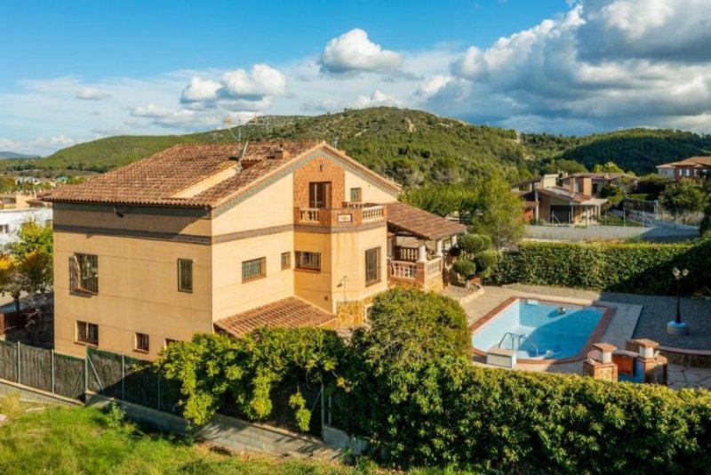 Sant Miquel dOlèrdola Spektakuläres Haus im Herzen des Penedés (Sant Miguel dOlèrdola). Es besteht aus 3 Etagen, am Eingang finden wir eine Veranda