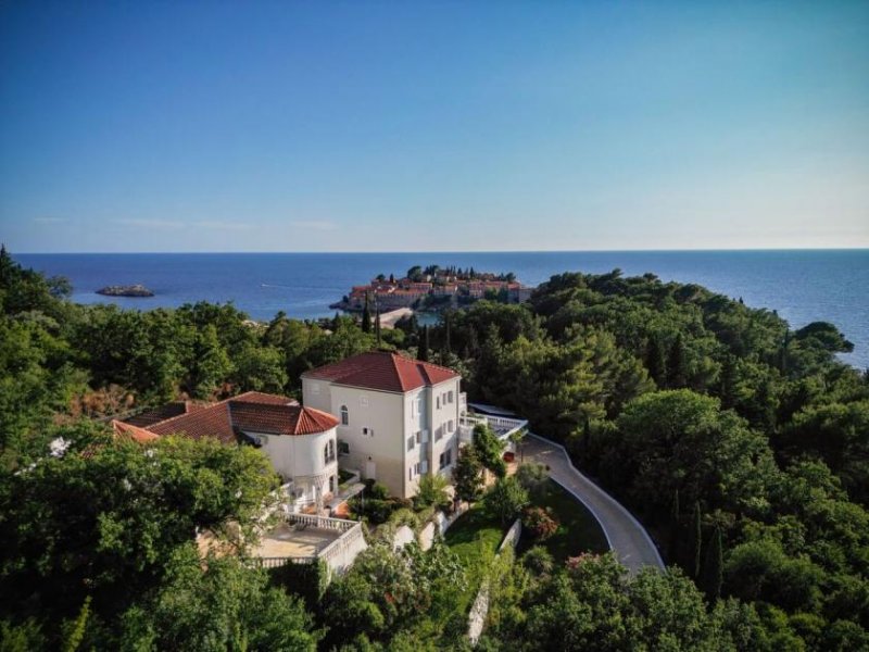 Sveti Stefan On this majestic estate there are 2 villas on unparraled location in Miločer Park, in the immediate vicinity of Sveti Stefan -