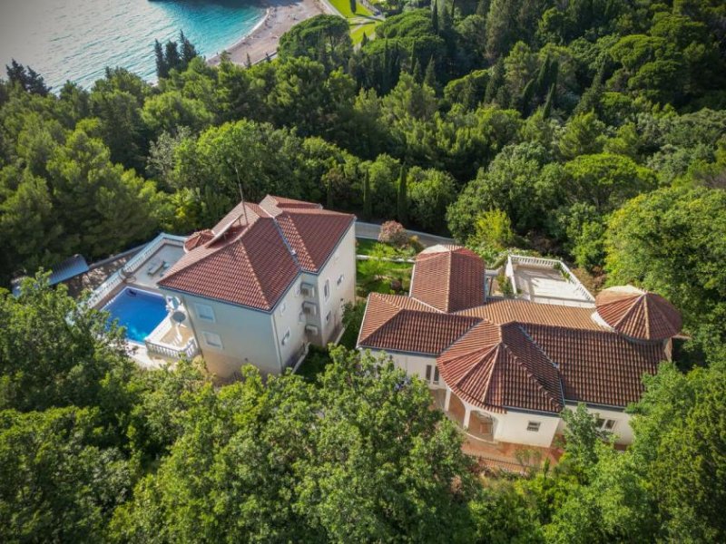 Sveti Stefan On this majestic estate there are 2 villas on unparraled location in Miločer Park, in the immediate vicinity of Sveti Stefan -