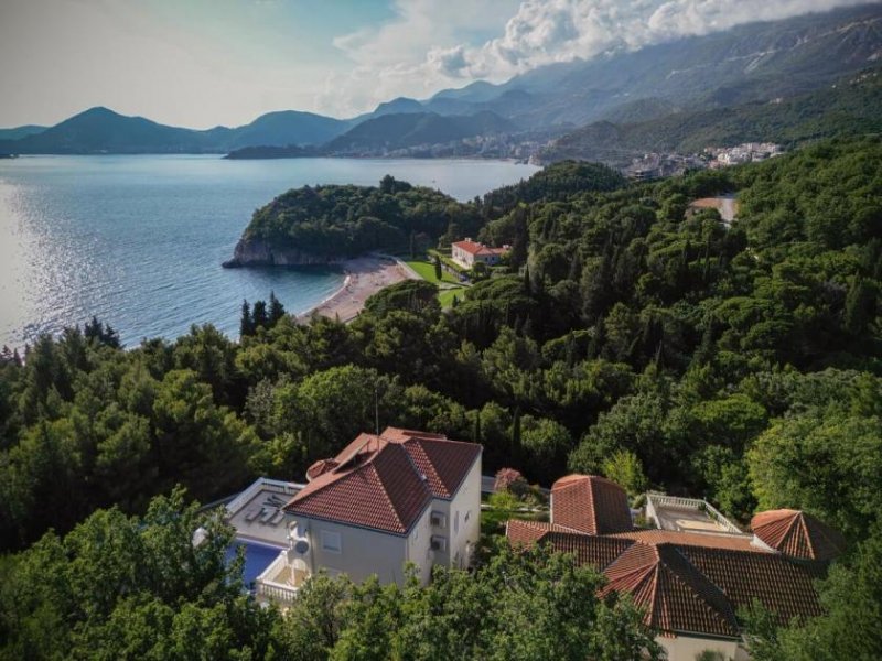 Sveti Stefan On this majestic estate there are 2 villas on unparraled location in Miločer Park, in the immediate vicinity of Sveti Stefan -