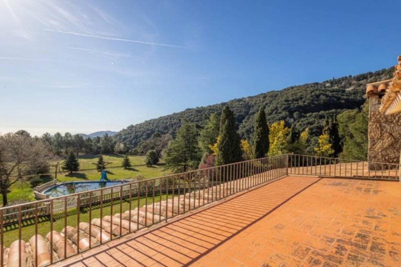 Tordera Finca mit 14,2 Hektar Land und grosser Naturstein Masia in gutem Zustand. Wunderschöne Aussicht, mitten im Naturpark Montnegre,