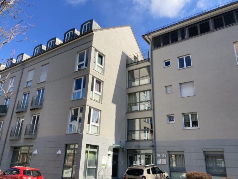 Zwickau 2-Raum-Wohnung, Nähe Schwanenteich mit neuer EBK, Fahrstuhl und TG-Stellplatz Wohnung mieten