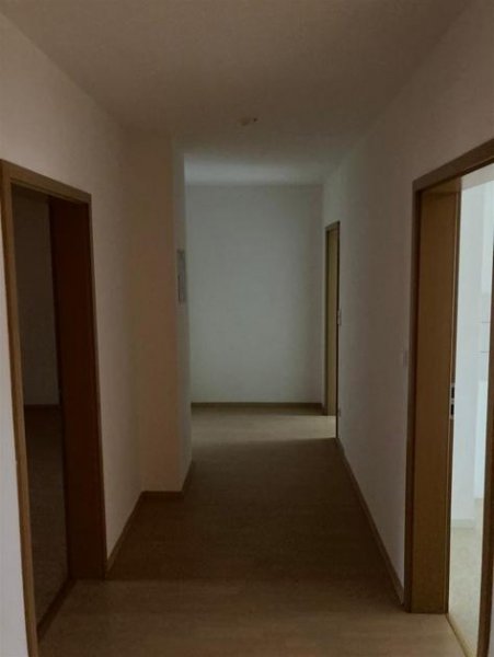 Werdau Großzügige DG 3-Zimmer mit Laminat, Wannenbad und EBK mgl. in ruhiger Lage!!! Wohnung mieten