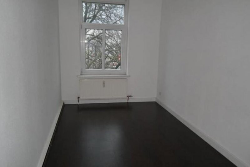 Chemnitz Großzügige 2-Zimmer mit Laminat, Wanne und Balkon in zentraler Lage! EBK mgl. Wohnung mieten