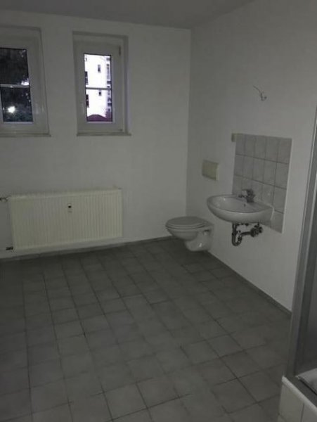 Chemnitz 2-Zimmer mit Tageslichtbad und Laminat in ruhiger Lage! Garten im Hinterhof und EBK mgl. Wohnung mieten