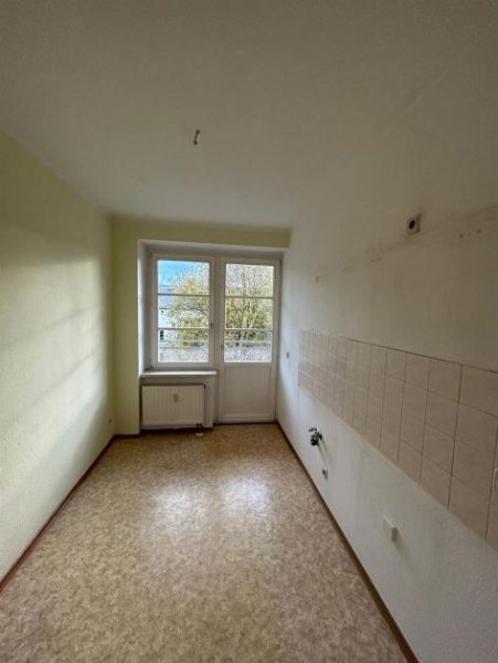 Chemnitz Gemütliche 3-Zimmer mit Laminat, Balkon und Wannenbad in ruhiger Lage! EBK mgl. Wohnung mieten