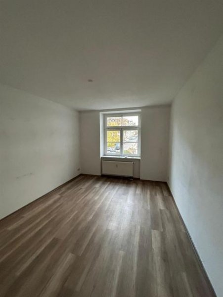 Chemnitz Gemütliche 3-Zimmer mit Laminat, Balkon und Wannenbad in ruhiger Lage! EBK mgl. Wohnung mieten