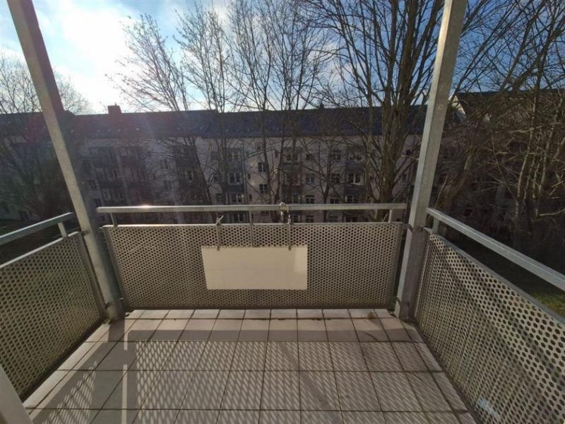 Chemnitz WG-taugliche 3-Zimmer mit Laminat, Balkon und Duschbad in ruhiger Lage! Wohnung mieten