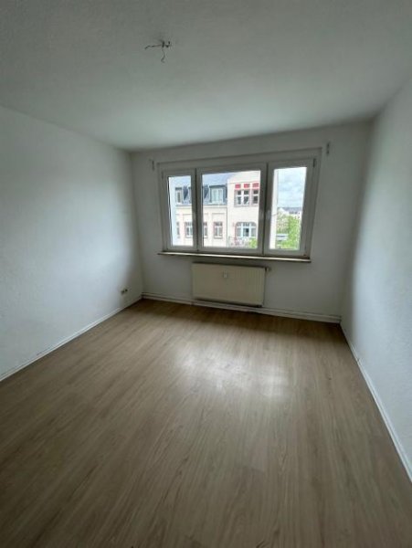 Chemnitz EBK mgl.! Helle 3-Zi. mit sonnigem Blk, Wanne & Lam. in ruhiger Lage! Wohnung mieten