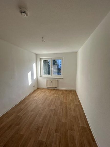 Chemnitz Gemütliche 2-Zimmer mit Balkon, Laminat und Wannenbad in ruhiger Lage Wohnung mieten