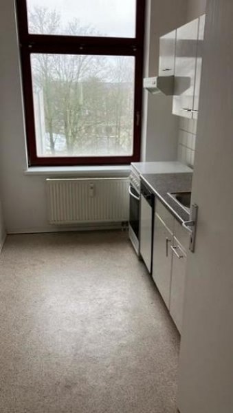 Chemnitz Gemütliche 3-Zimmer mit Aufzug, Laminat, Wanne und möblierter Küche in zentraler Lage! Wohnung mieten