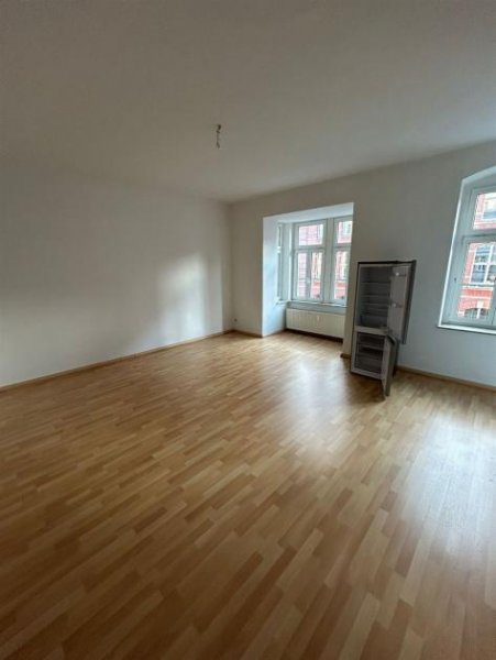 Chemnitz Großzügige 1-Zimmer mit Einbauküche, Dusche und Laminat in zentraler Lage! Wohnung mieten