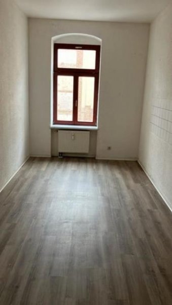 Chemnitz Günstige 4-Zimmer mit Laminat, Wanne, 2 x Loggia und Aufzug in zentraler Lage! EBK mgl. Wohnung mieten