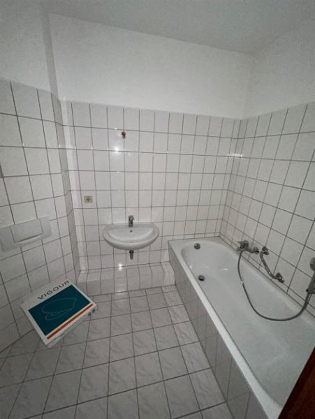 Chemnitz Helle 2-Zimmer mit Laminat, Wanne und Ausblick! EBK mgl. 2 KM frei!!! Wohnung mieten